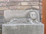 Noordzijde, sterk verweerd sculptuur naast een voordeur (leeuw?).
<br/>
Gert-Jan Lobbes, 2015